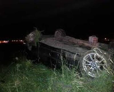 prahova:-un-sofer-baut-si-cu-permisul-retinut-s-a-rasturnat-cu-masina-pe-un-camp