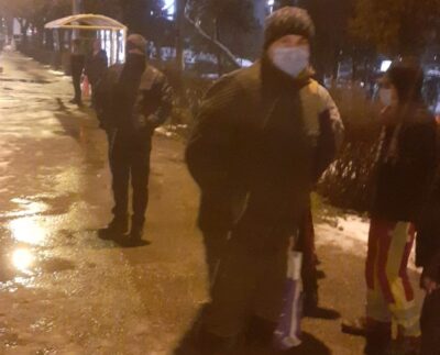 protest-al-unor-navetisti-pe-ruta-ploiesti-margineni.-”e-ultima-masina-si-nu-ne-ia-din-statie,-cum-mai-ajungem-acasa,-la-familii?”-foto