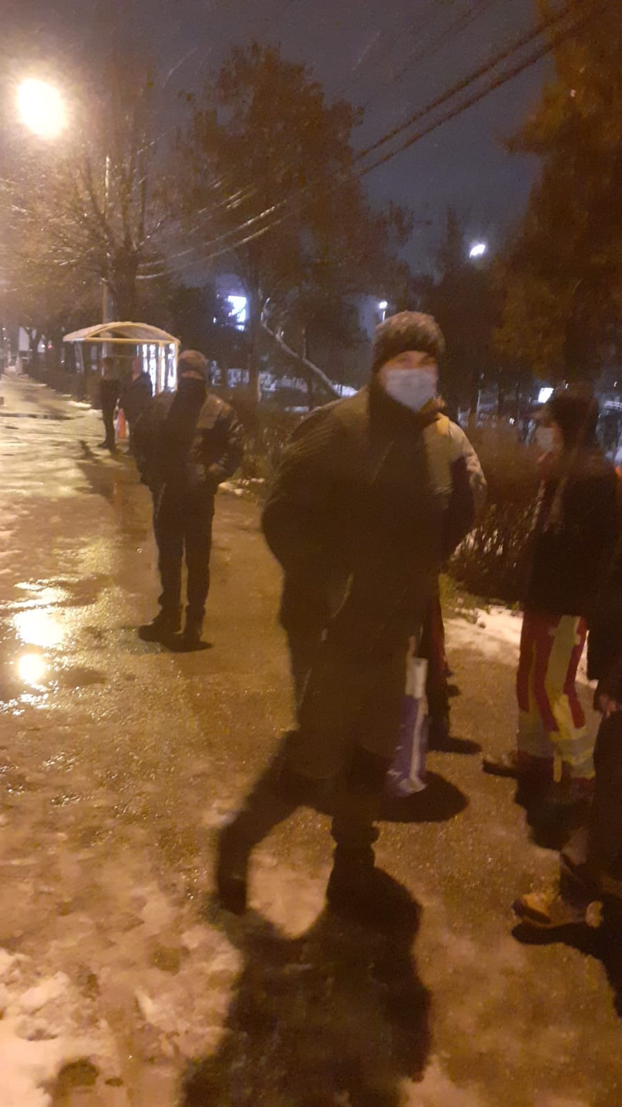 protest-al-unor-navetisti-pe-ruta-ploiesti-margineni.-”e-ultima-masina-si-nu-ne-ia-din-statie,-cum-mai-ajungem-acasa,-la-familii?”-foto