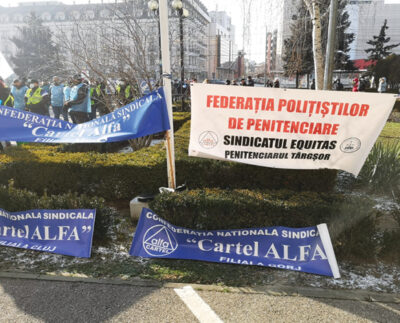 ieri,-protestatarii-din-cartel-alfa-si-snppc-si-au-strigat-nemultumirile-in-fata-prefecturii-prahova