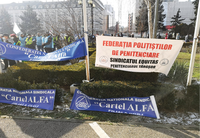 ieri,-protestatarii-din-cartel-alfa-si-snppc-si-au-strigat-nemultumirile-in-fata-prefecturii-prahova