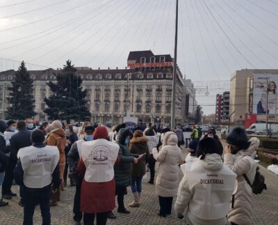 protest-al-bugetarilor-in-centrul-ploiestiului-impotriva-inghetarii-salariilor-foto-video