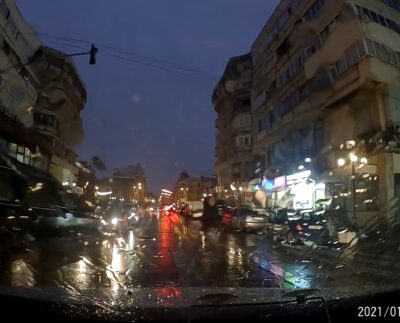 nesimtirea-circula-prin-ploiesti-depaseste-coloana-de-masini-pe-contrasens.-neregulile-nu-se-opresc-aici/-video