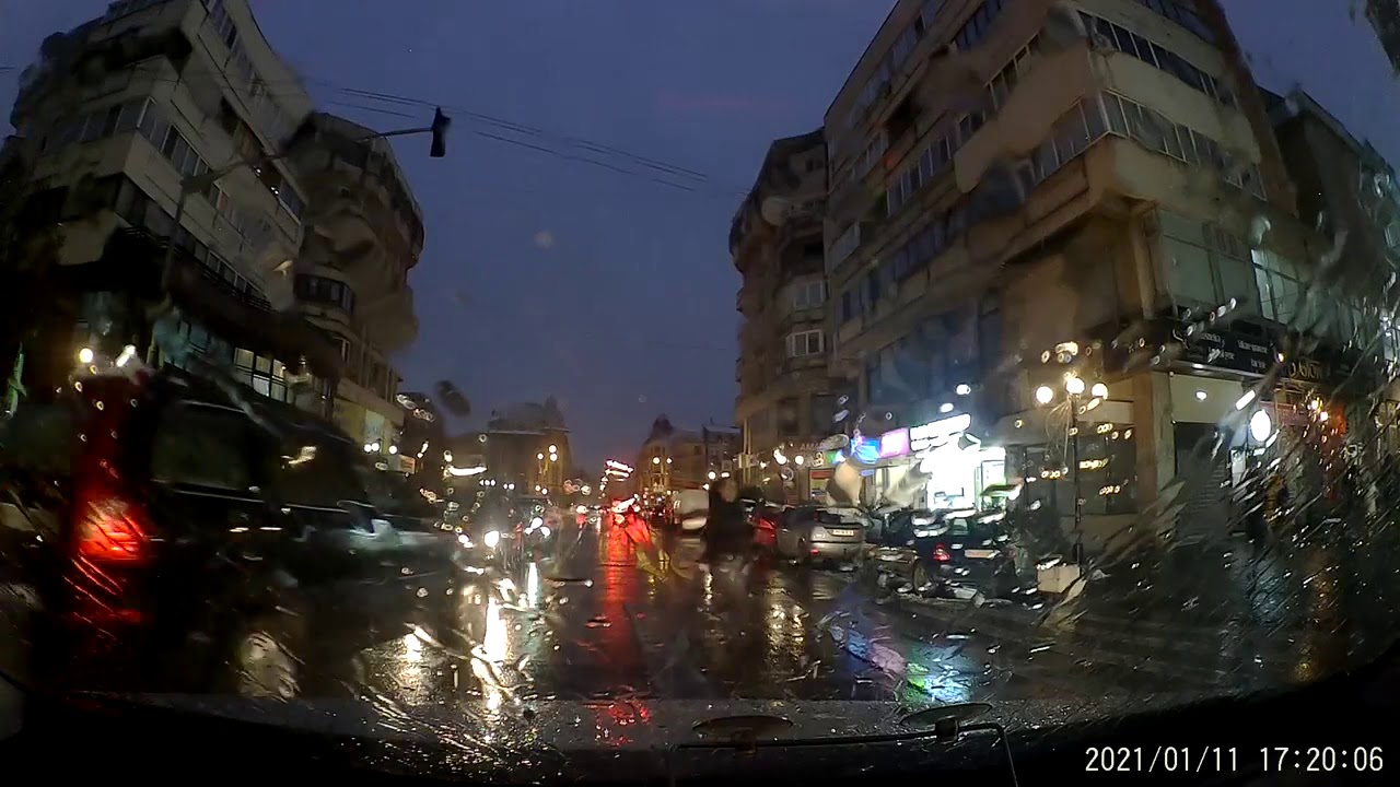 nesimtirea-circula-prin-ploiesti-depaseste-coloana-de-masini-pe-contrasens.-neregulile-nu-se-opresc-aici/-video