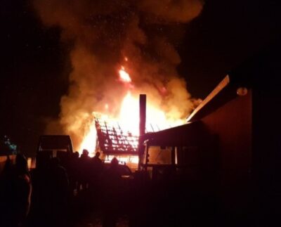 incendiu-puternic-in-prahova.-o-gospodarie-intreaga,-cuprinsa-de-flacari