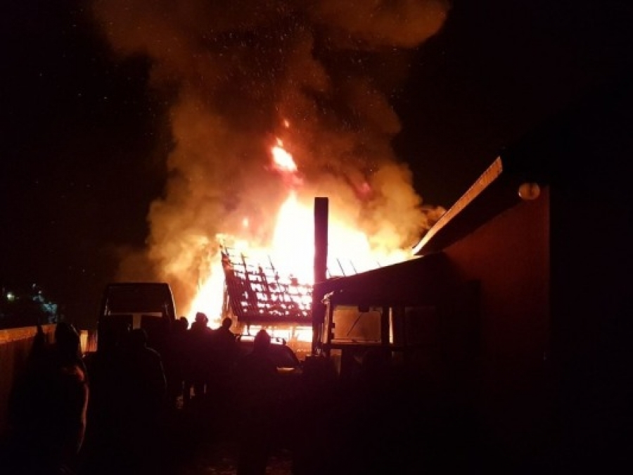 incendiu-puternic-in-prahova.-o-gospodarie-intreaga,-cuprinsa-de-flacari