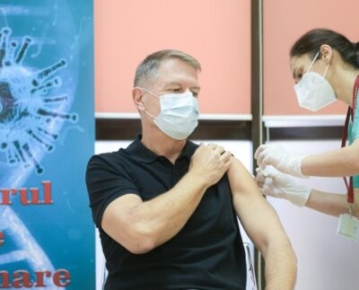 presedintelui-iohannis-i-a-facut-facuta-a-doua-doza-de-vaccin.-administratia-prezidentiala:-”se-simte-bine-dupa-rapel”